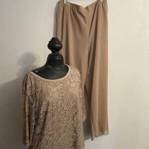 Le Bos Taupe Lace 2-piece asymmetrical 3/4 sleeves pantsuit, size 18T